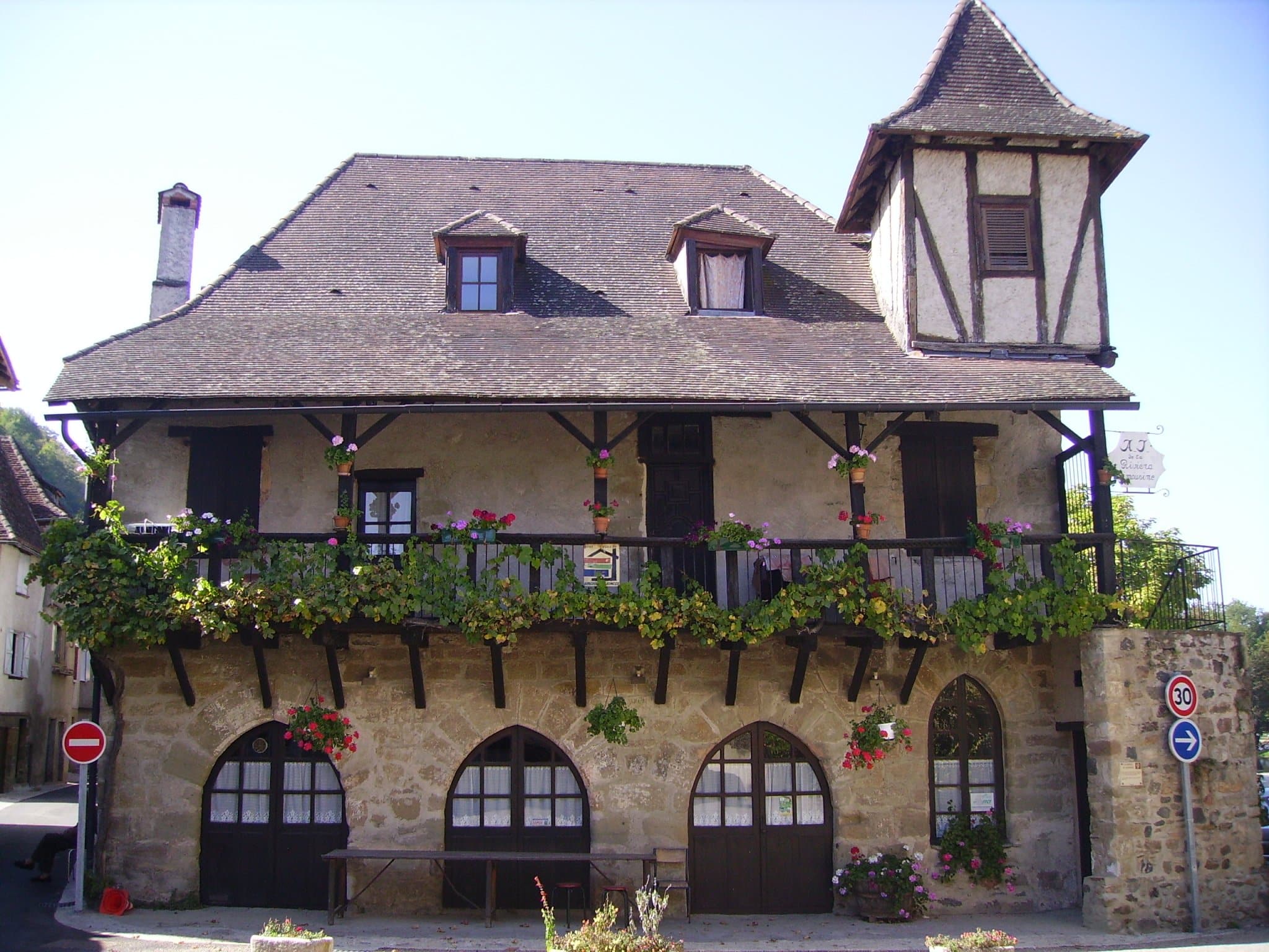 auberge de jeunesse expression.jpg