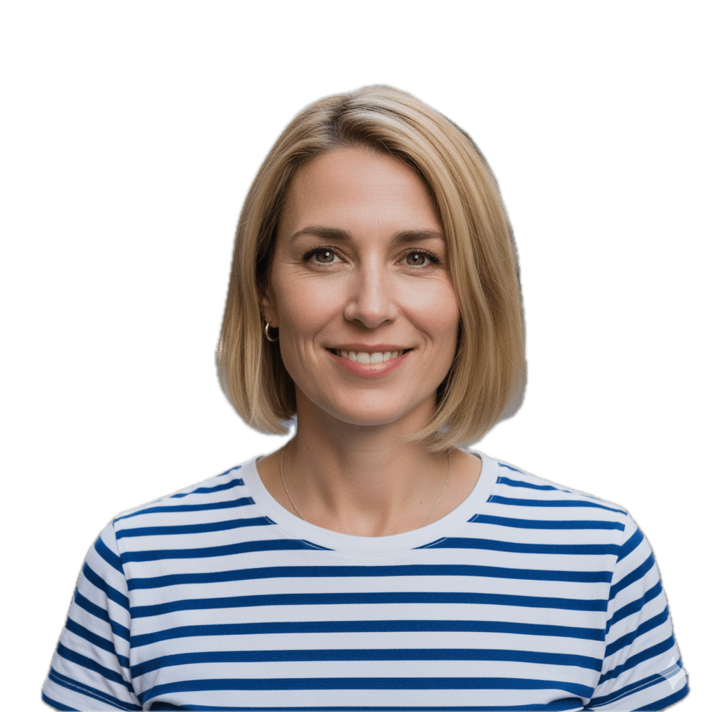 Portrait d'une femme souriante avec les cheveux blonds, portant un t-shirt à rayures.
