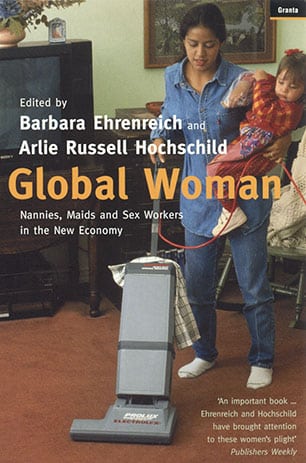 Couverture du livre 'Global Woman' édité par Barbara Ehrenreich et Arlie Russell Hochschild, montrant une femme avec un enfant dans les bras utilisant un aspirateur dans un cadre domestique.